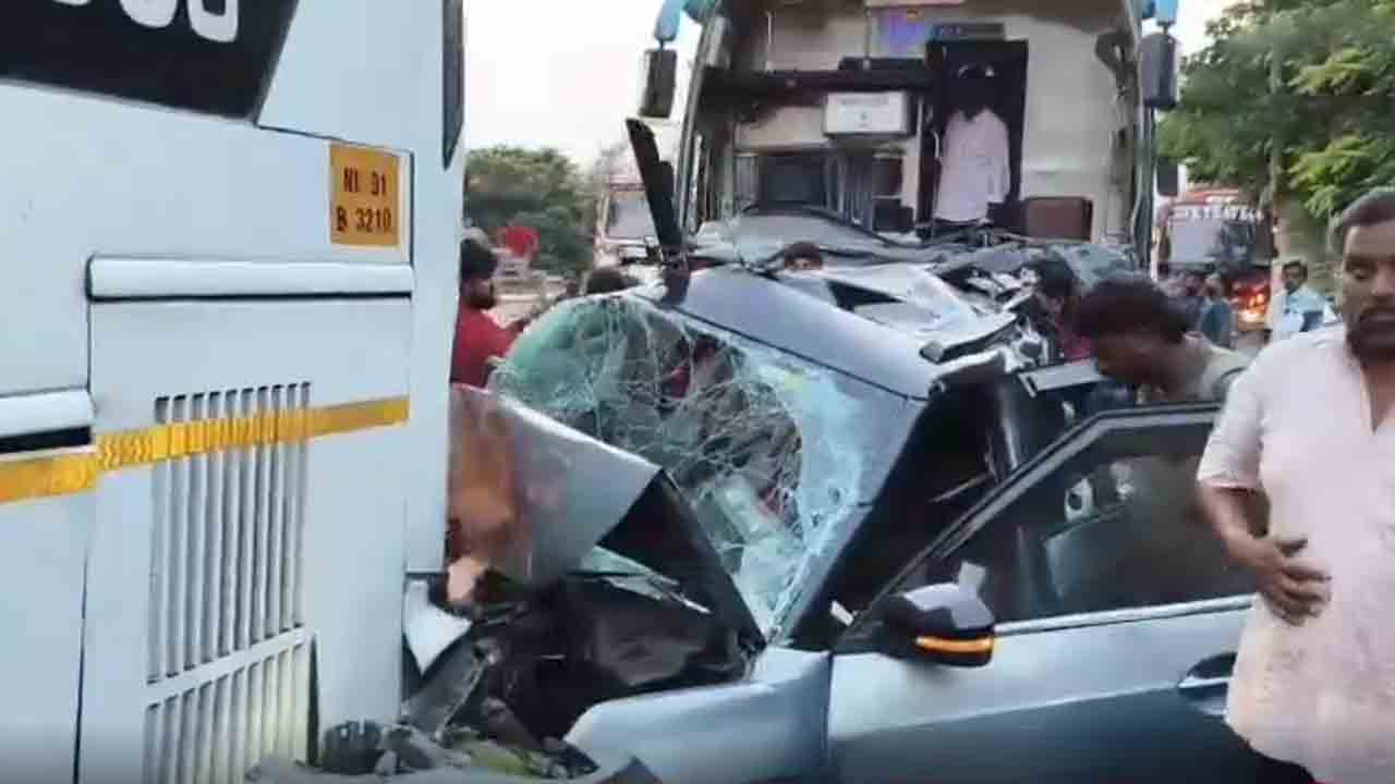 Road Accident | బస్సుల మధ్య ఇరుక్కుని నుజ్జయిన కారు.. ముగ్గురు సాఫ్ట్‌వేర్‌ ఉద్యోగులకు గాయాలు
