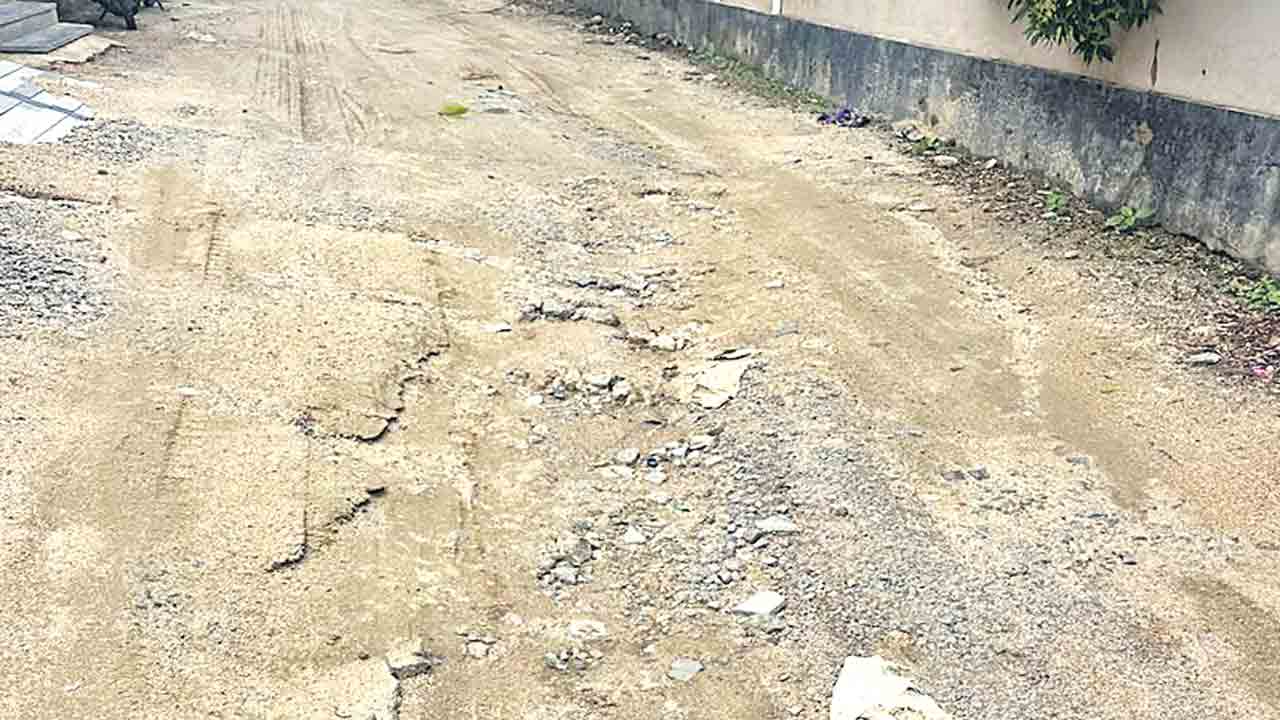 అధ్వానంగా సీసీరోడ్లు