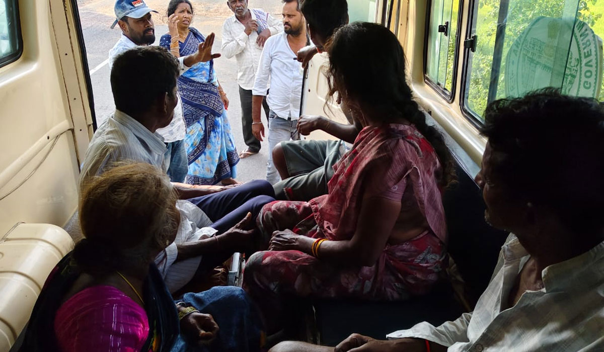 challoor | దహనసంస్కారాల్లో తేనెటీగలు కుట్టి నలుగురికి గాయాలు