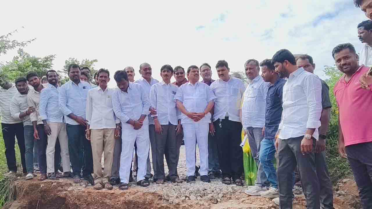 MLA Balu Naik | వరదలకు దెబ్బతిన్న రోడ్లను త్వరలో మరమ్మతులు : ఎమ్మెల్యే బాలు నాయక్