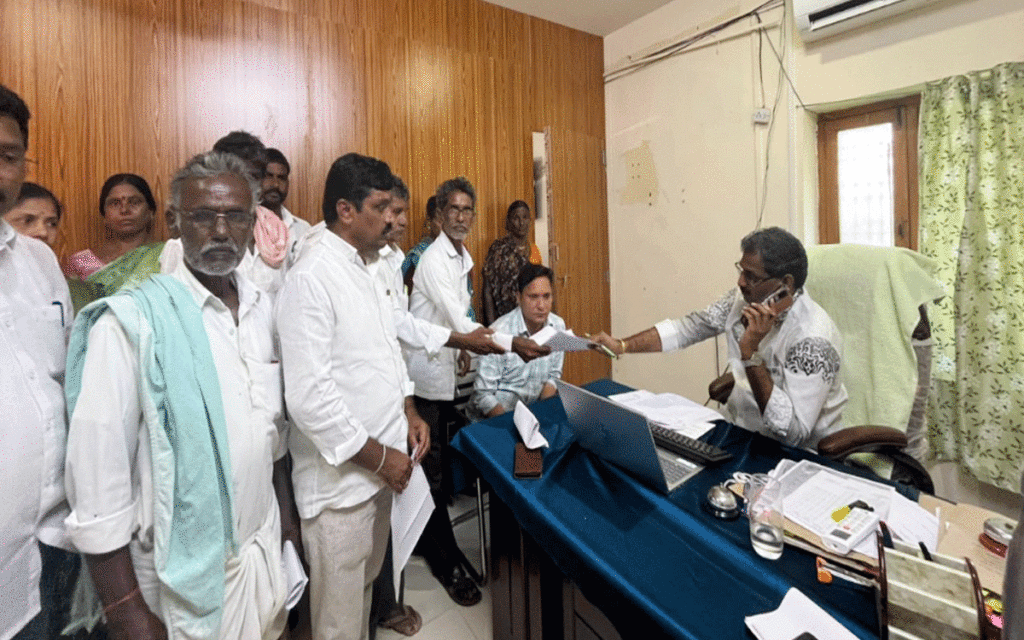 Chandampet : సాదా బైనామాను రద్దు చేయాలని తాసీల్దార్‌కు వినతి