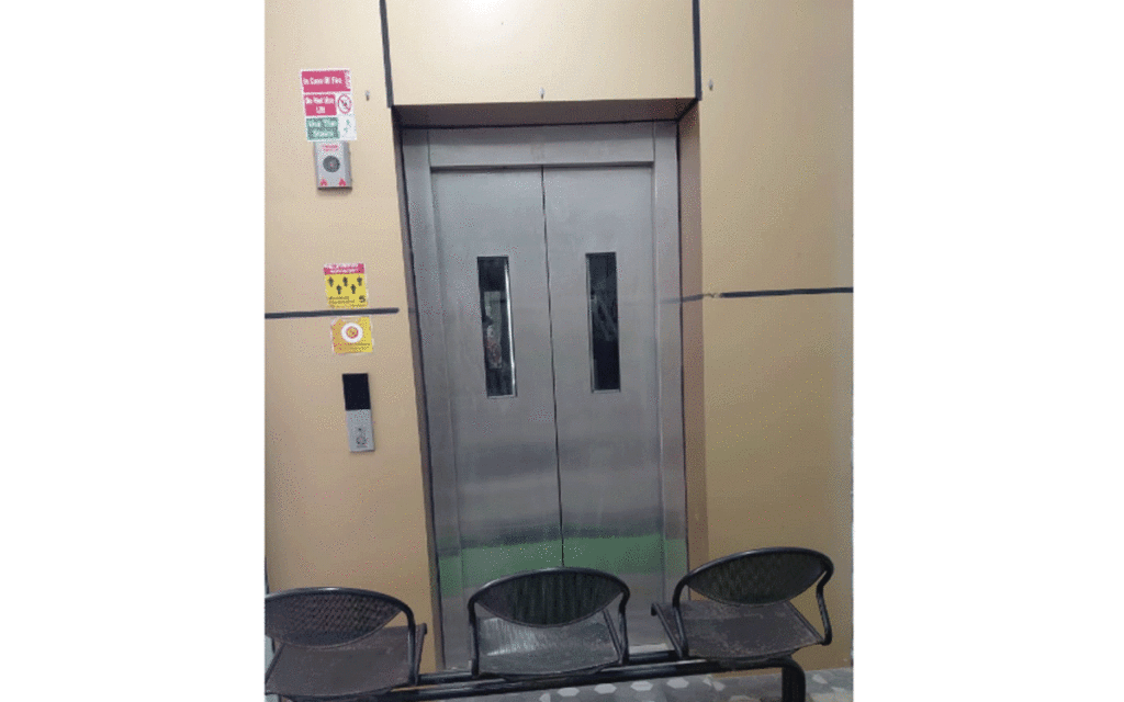 Kondapur : చందానగర్ సర్కిల్ కార్యాలయంలో ప‌ని చేయ‌ని లిఫ్ట్‌