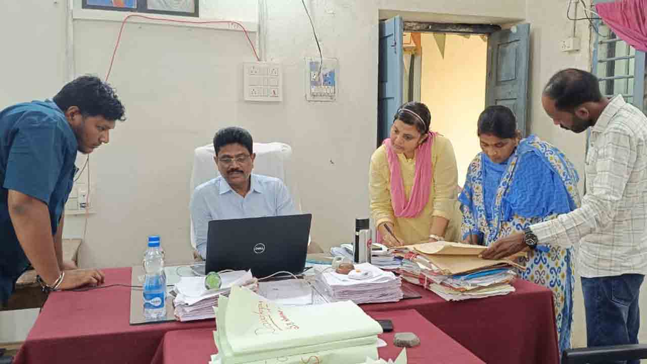 Bhu Bharati | భూ భారతి ఆర్జీలు త్వరగా పూర్తి చేయాలి  : అడిషనల్ కలెక్టర్ చంద్రయ్య