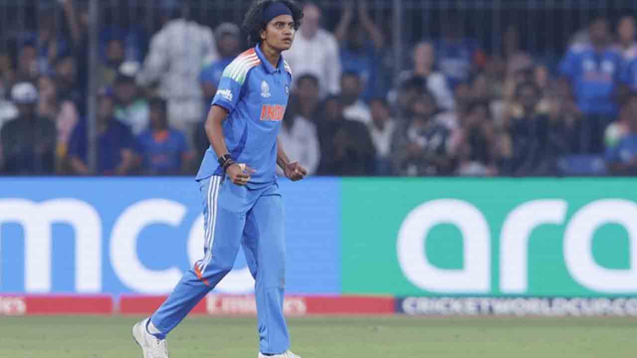 INDW vs ENGW | సెంచరీ భాగస్వామ్యాన్ని విడదీసిన చరణి.. 40 ఓవర్లకు ఇంగ్లండ్ స్కోర్.. !