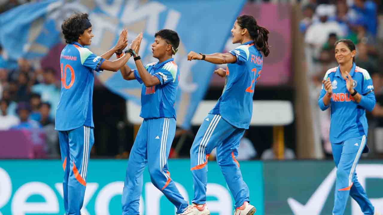 INDW VS AUSW | చరణి డబుల్ ధమాకా.. ఆస్ట్రేలియా ఐదు వికెట్లు డౌన్