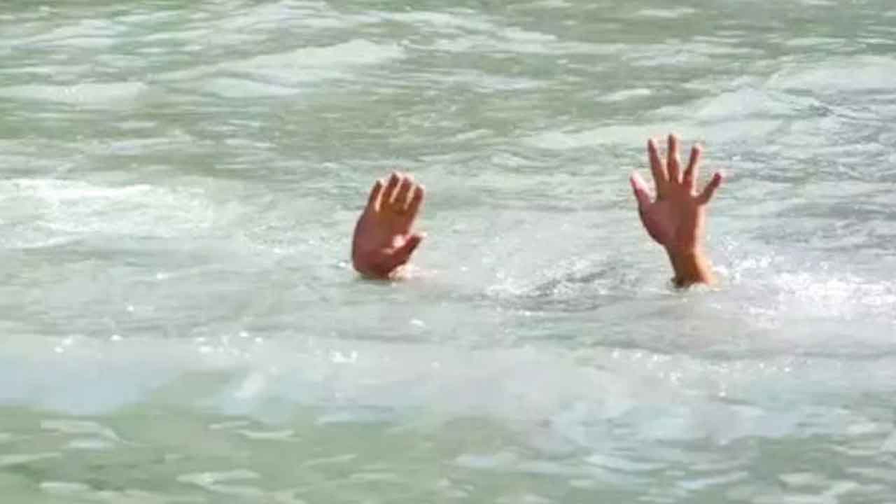 తల్లి సంవత్సరీకానికి వచ్చి అన్నదమ్ములు మృతి