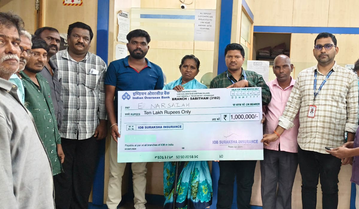 insurance cheque | జీపీ కార్మికుడి కుటుంబానికి రూ.10లక్షల బీమా చెక్కు అందజేత
