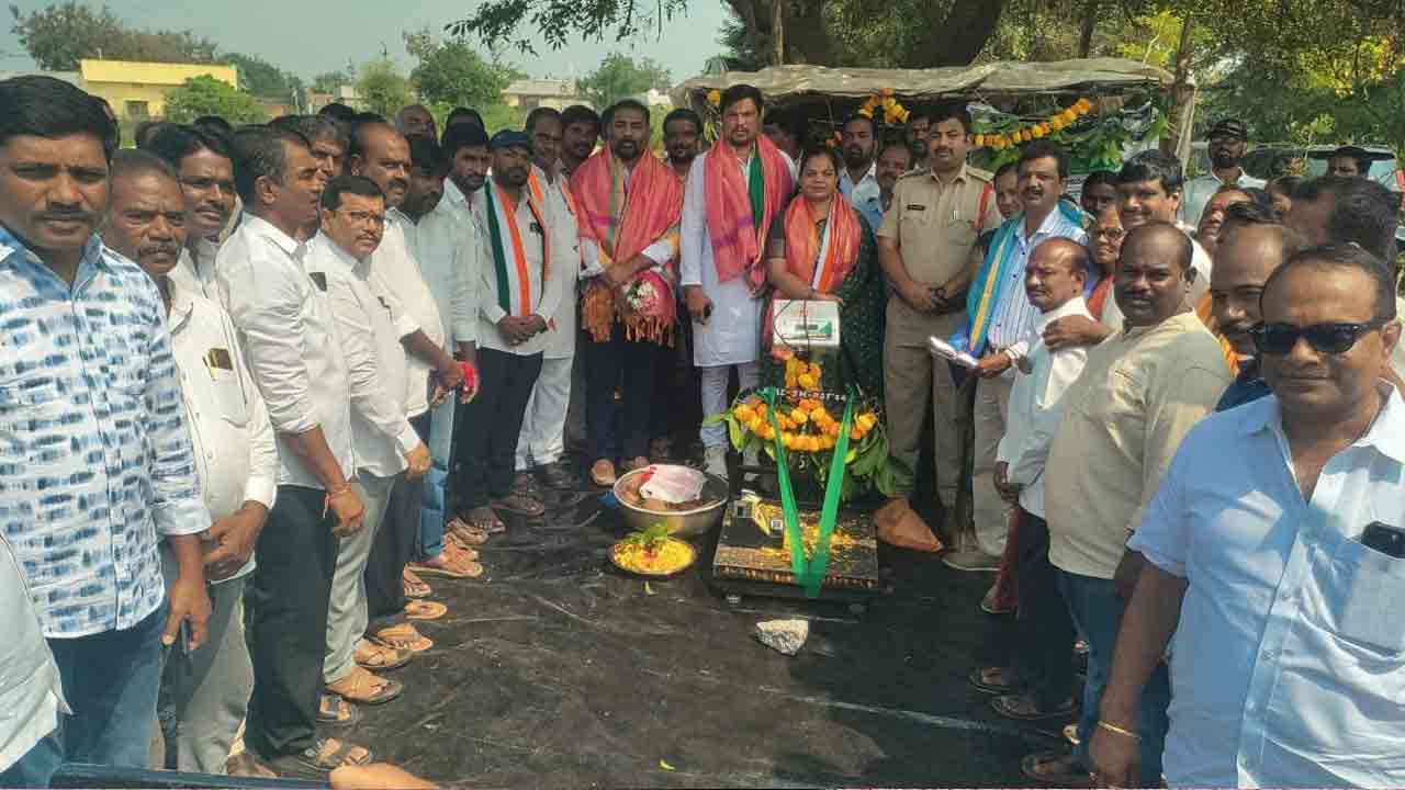 కొనుగోలు కేంద్రాల్లోనే ధాన్యం విక్రయించాలి : చేర్యాల మార్కెట్ కమిటీ చైర‌ప‌ర్స‌న్