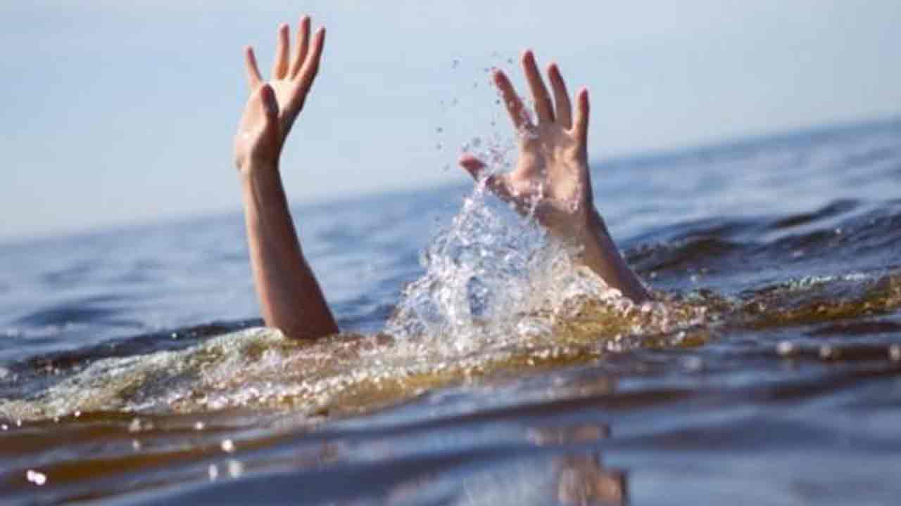 బ‌హిర్భూమికి వెళ్లిన ఇద్ద‌రు పిల్ల‌లు.. ప్ర‌మాద‌వ‌శాత్తు బావిలో ప‌డి మృతి