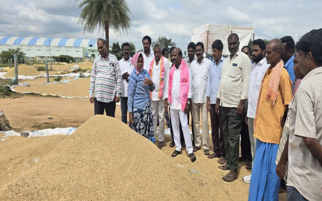 Nakrekal : ధాన్యం కొనుగోళ్లపై అధికారుల పర్యవేక్షణ కరువు : మాజీ ఎమ్మెల్యే చిరుమర్తి లింగయ్య
