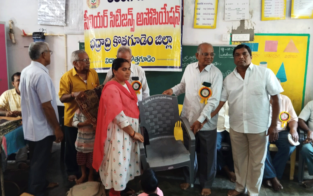 Chunchupalle : ప్రభుత్వ పాఠశాలకు కుర్చీలు వితరణ
