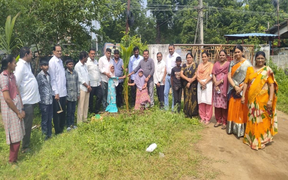 Ramavaram : పేద విద్యార్థుల‌కు చేయూత అభినంద‌నీయం : ఎంఈఓ బాలాజీ