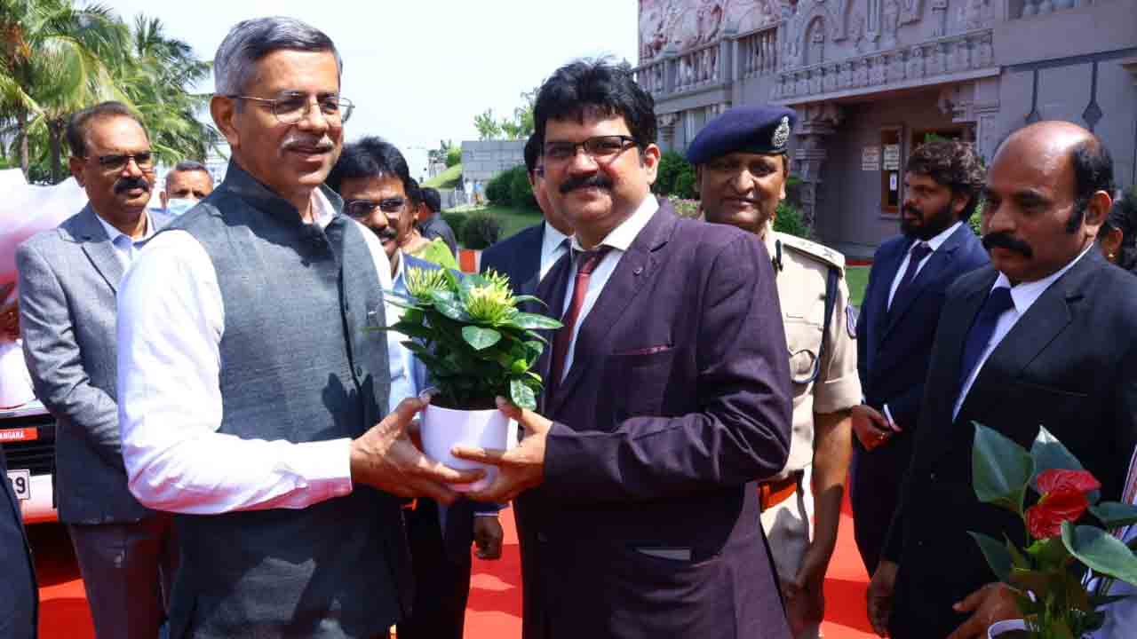 CJ Aparesh Kumar Singh | యాదాద్రీశుని సేవలో హైకోర్టు ప్రధాన న్యాయమూర్తి..