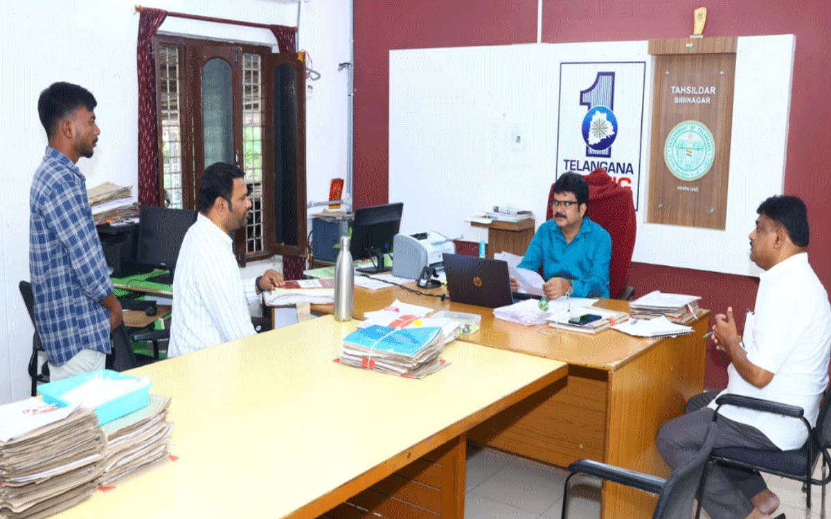 Bibinagar : రెవెన్యూ సదస్సులో వచ్చిన దరఖాస్తులను వెంట‌నే పరిష్కరించాలి : కలెక్టర్‌ హనుమంతరావు