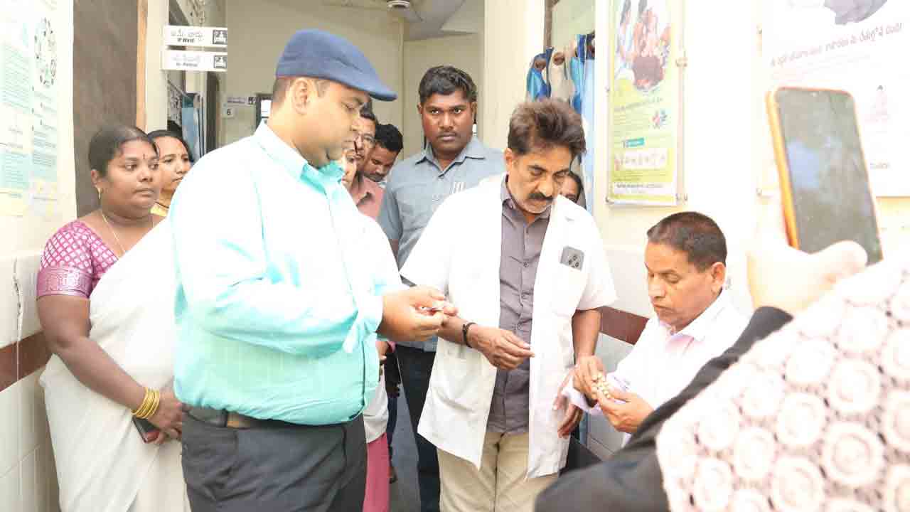 Collector Rahul Raj | మందులు అన్ని అందుబాటులో ఉన్నాయా..? పీహెచ్‌సీ త‌నిఖీలో కలెక్టర్ రాహుల్ రాజ్