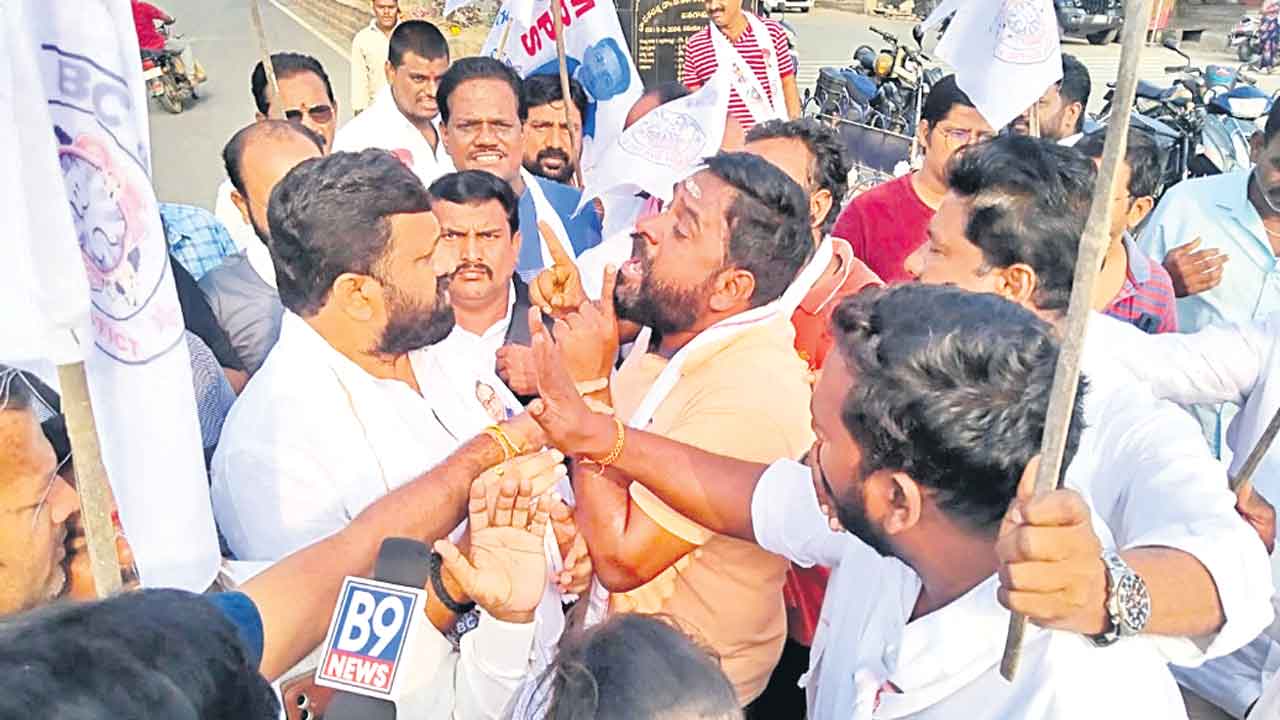 బీసీ బంద్‌లో కాంగ్రెస్‌ నాయకుల దాడులు, దౌర్జన్యాలు.. వర్ధన్నపేట ఎమ్మెల్యే డ్యాన్స్‌పై విమర్శలు