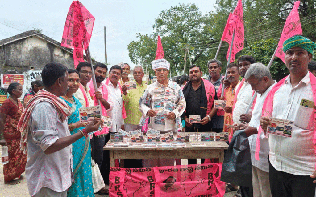 Thungathurthy : తుంగతుర్తి సంతలో కాంగ్రెస్ బాకీ కార్డుల పంపిణీ