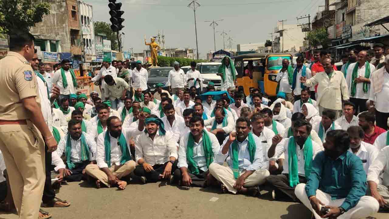 Metpalli | మొక్కజొన్న కొనుగోలు కేంద్రాల కోసం రోడ్డెక్కిన మొక్కజొన్న రైతులు