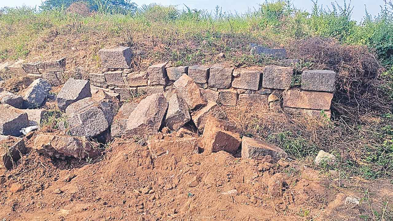ఓరుగల్లు కోటలో రియల్టర్ల దాష్టీకం