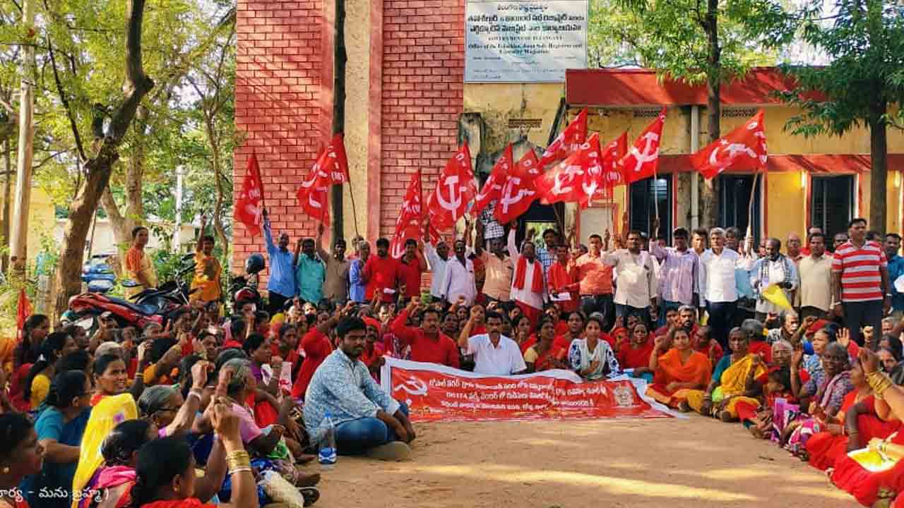 CPM | మల్లు స్వరాజ్యం నగర్ కాలనీలో కనీస సౌకర్యాలు కల్పించాలి : మోకు కనకా రెడ్డి
