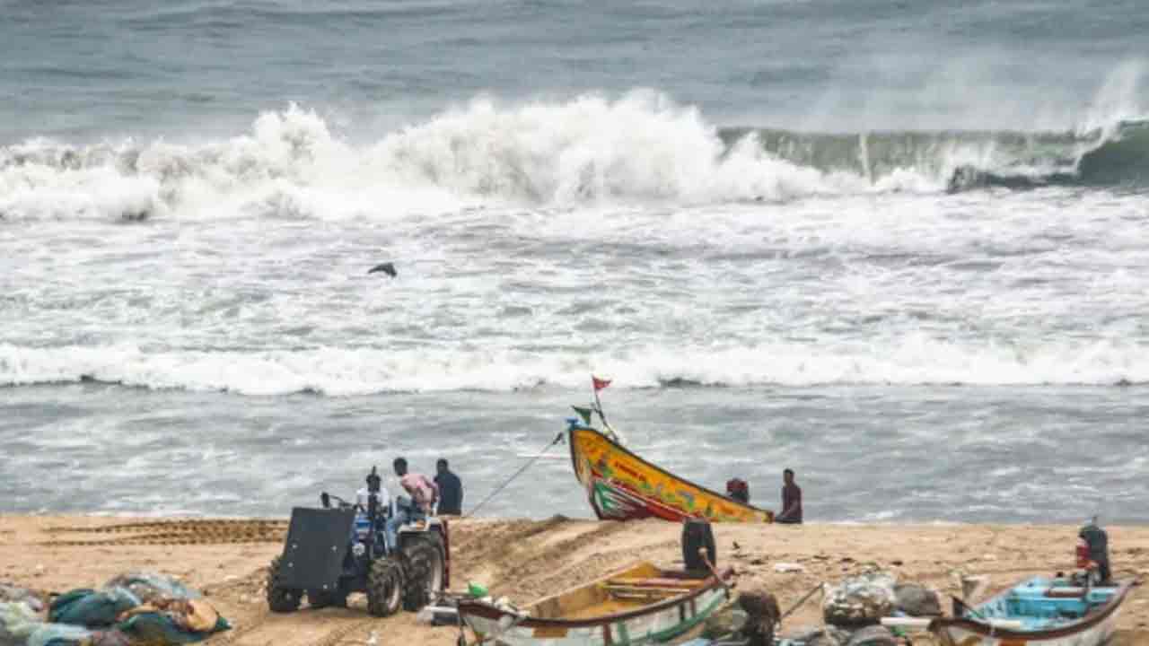 Cyclone Montha | క్రమంగా బలహీనపడుతున్న మొంథా తుపాన్.. ఏపీలో జోరుగా వానలు!