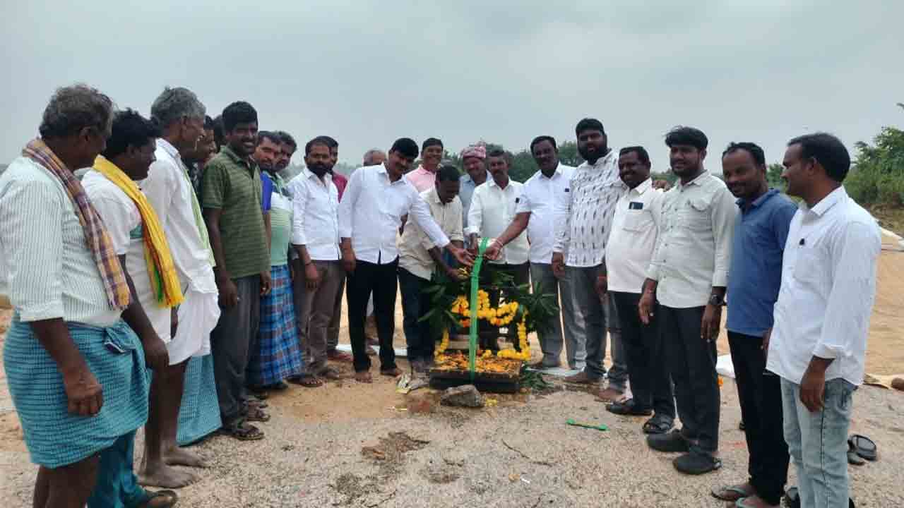 Purchasing centers | కొనుగోలు కేంద్రాలను సద్వినియోగం చేసుకోవాలి : కోడూరి భాస్కర్ గౌడ్