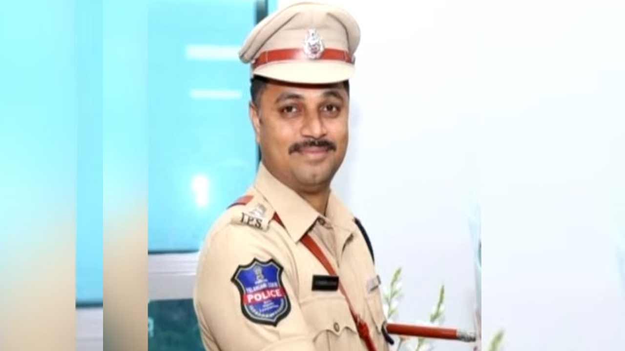 DCP Chaitanya | డీసీపీ చైతన్యపై కత్తితో దాడికి యత్నం.. దొంగలపై కాల్పులు