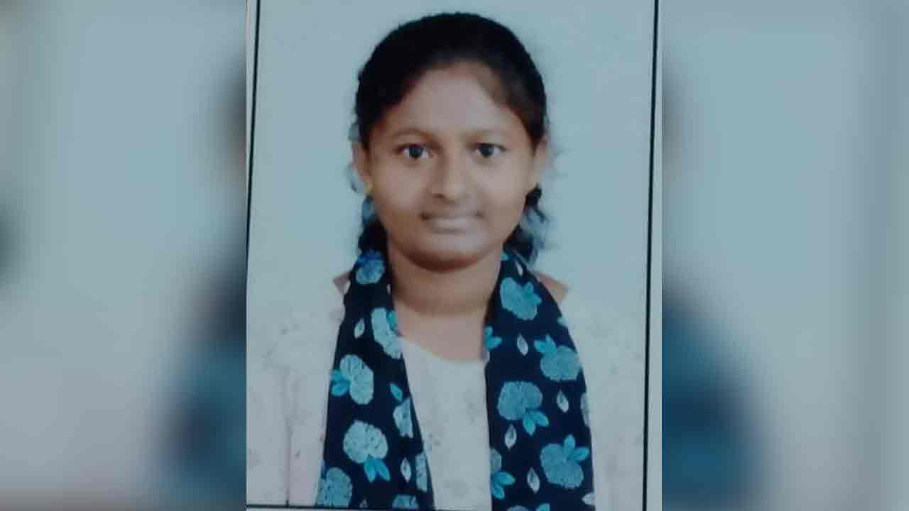 పాము కాటుతో డిగ్రీ విద్యార్థిని మృతి