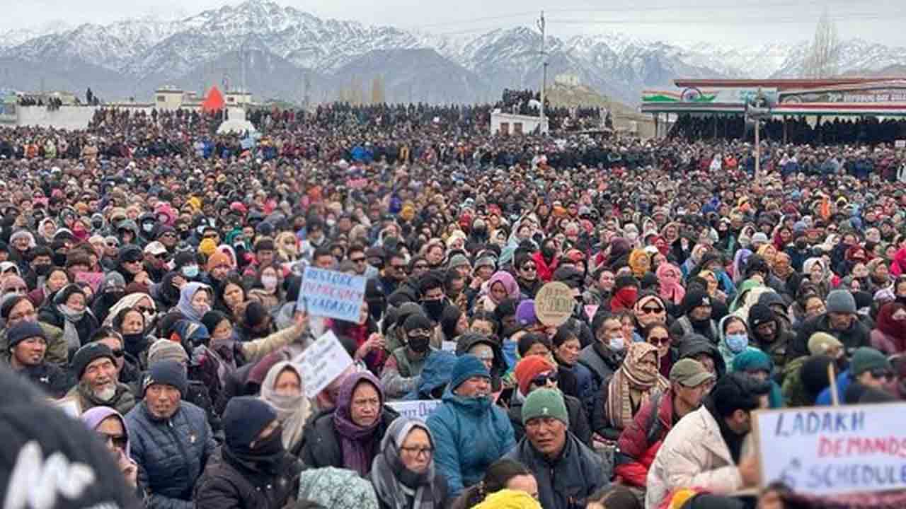 రాష్ట్ర హోదా కోరుతూ లేహ్‌లో మౌన ప్రదర్శన