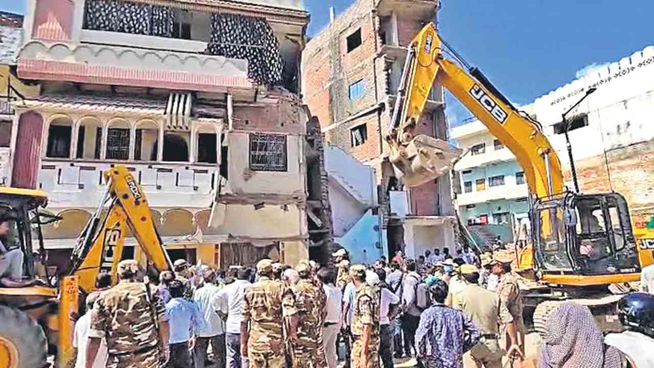 పద్మశ్రీ గ్రహీత ఇంటిపైకి బుల్డోజర్‌