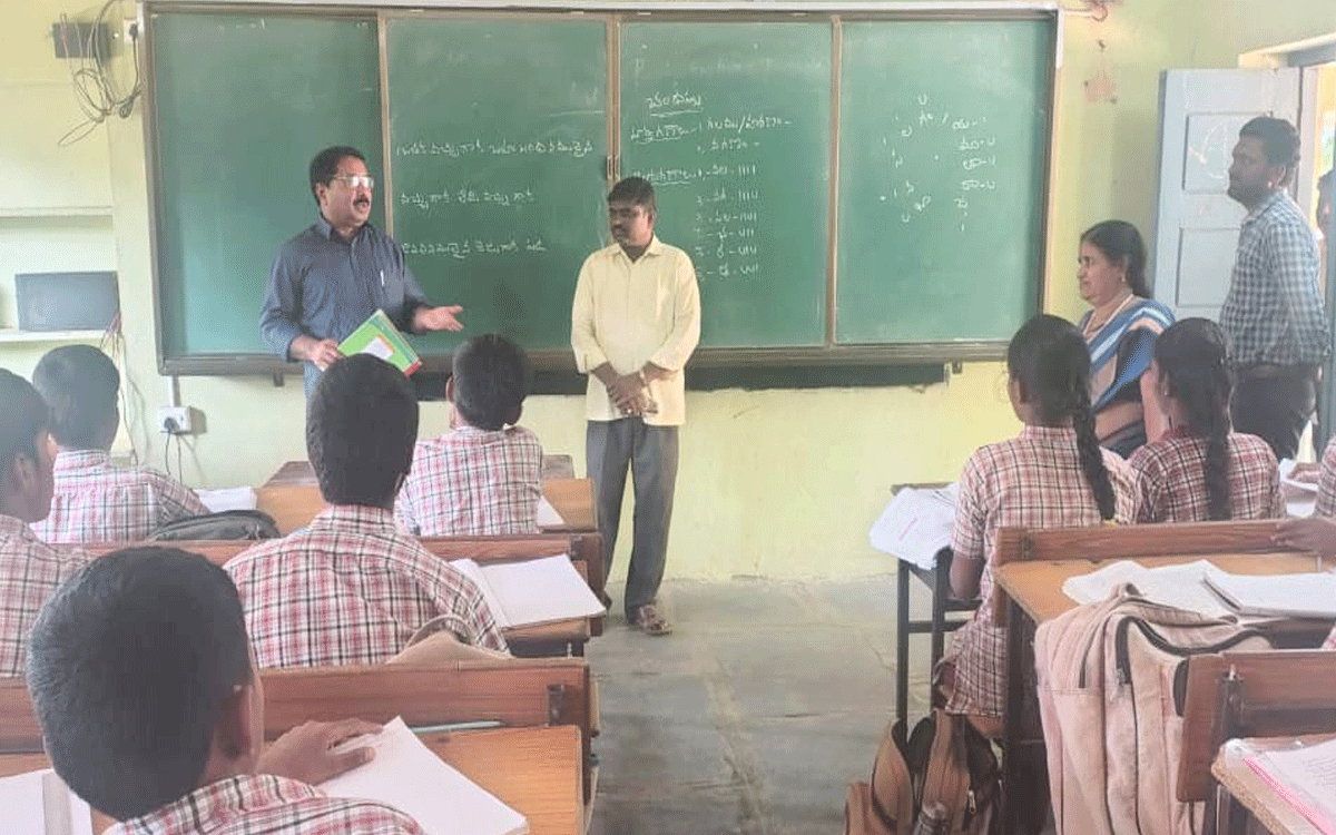 Kattangur : విద్యార్థులకు నాణ్యమైన‌ భోజనం అందించాలి : డీఈఓ భిక్షపతి