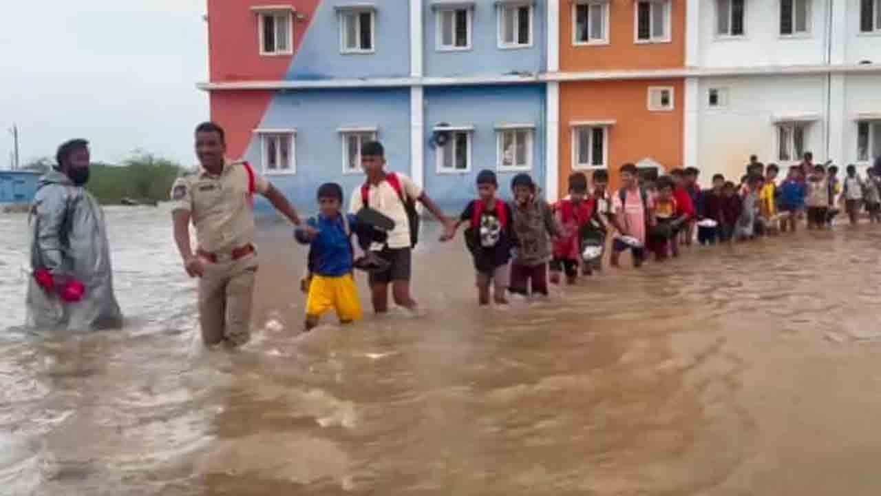 Devarakonda | జల దిగ్బంధంలో గిరిజన గురుకుల పాఠశాల.. భయాందోళనలో విద్యార్థులు