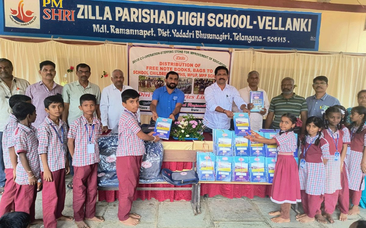 Ramannapet : విద్యార్థులకు ‘దివిస్‌’ స్కూల్ బ్యాగ్స్, నోట్ బుక్స్ పంపిణీ