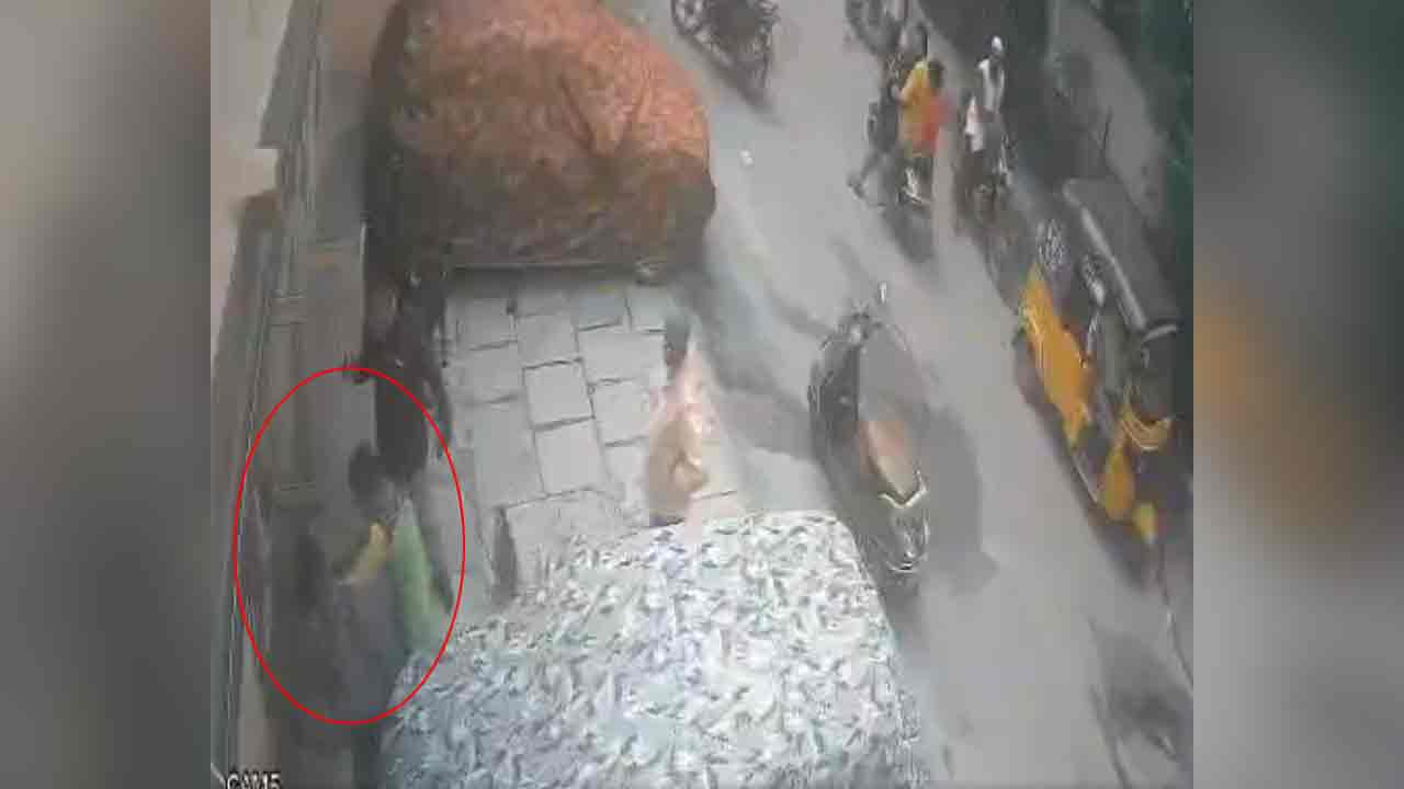 Hyderabad | కుక్క మ‌ల‌విస‌ర్జ‌న‌పై ప్ర‌శ్నించిన వృద్ధురాలు.. దాడి చేసిన కానిస్టేబుల్ భార్య‌.. వీడియో