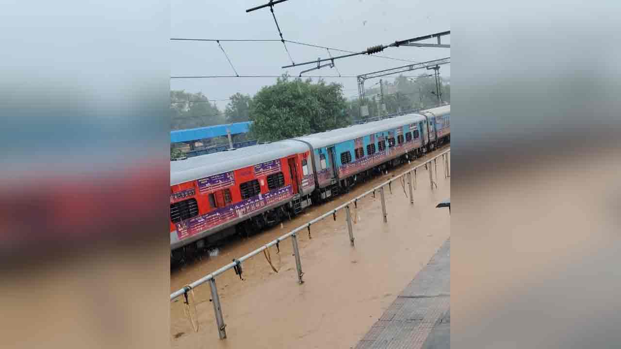 Golconda Express | ప‌ట్టాల‌పైకి వ‌ర‌ద నీరు.. డోర్న‌కల్‌లో గోల్కొండ ఎక్స్‌ప్రెస్ నిలిపివేత‌