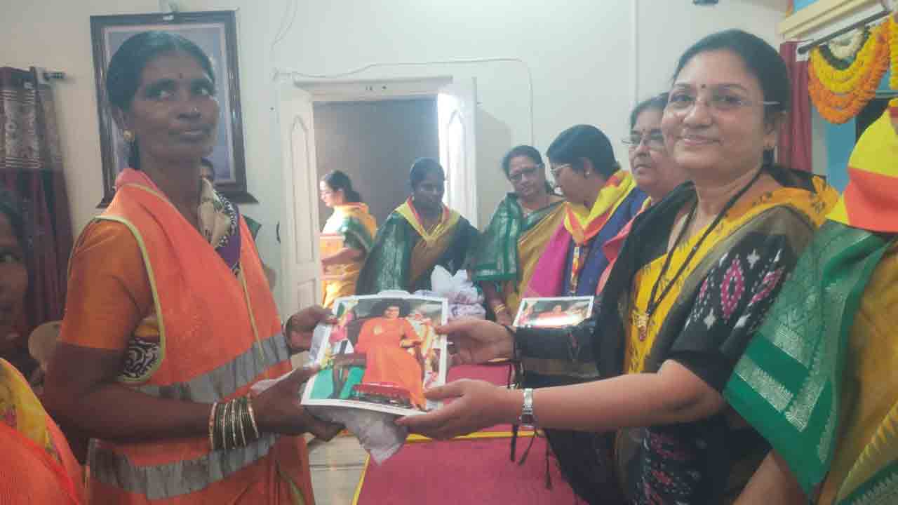 Sanitation workers | పారిశుద్య కార్మికులకు దుస్తులు పంపిణీ 