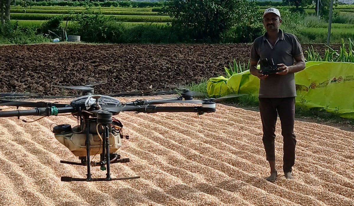 Drone mission | వ్యవసాయరంగంలో నయా ట్రెండ్ చేస్తున్న రైతు నారాయణరెడ్డి.. డ్రోన్ మిషన్తో మొక్కలను ఆరబెట్టిన రైతు