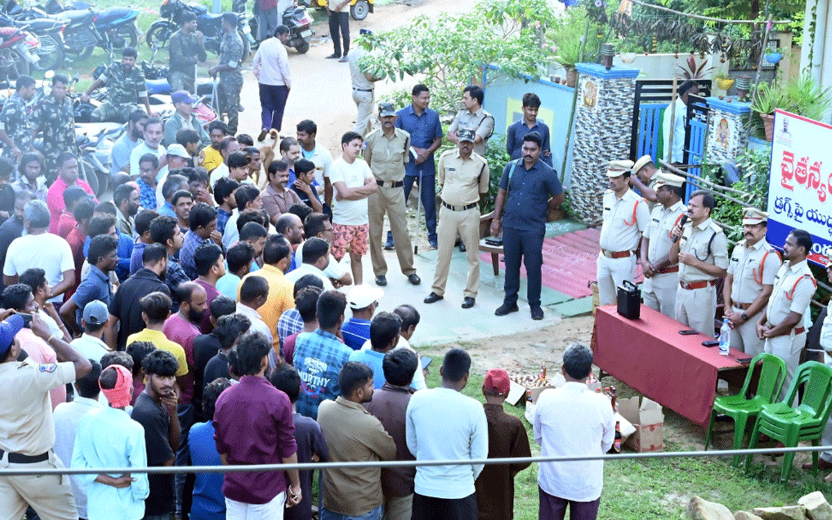 Yellandu : అసాంఘిక కార్యకలాపాలకు పాల్పడితే కఠిన చర్యలు : డీఎస్పీ చంద్రభాను
