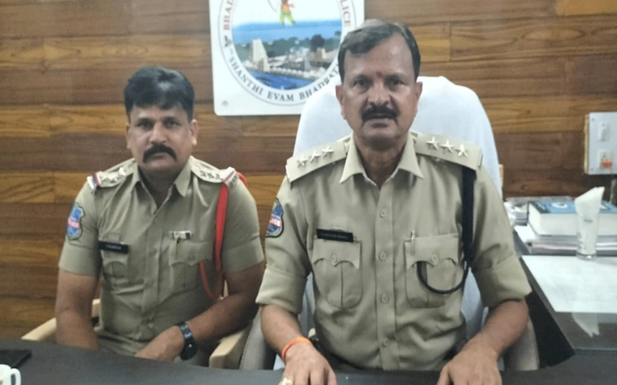 Yellandu : దసరా ఉత్సవాలను ప్ర‌శాంతంగా జరుపుకోవాలి : డీఎస్పీ చంద్రబాను