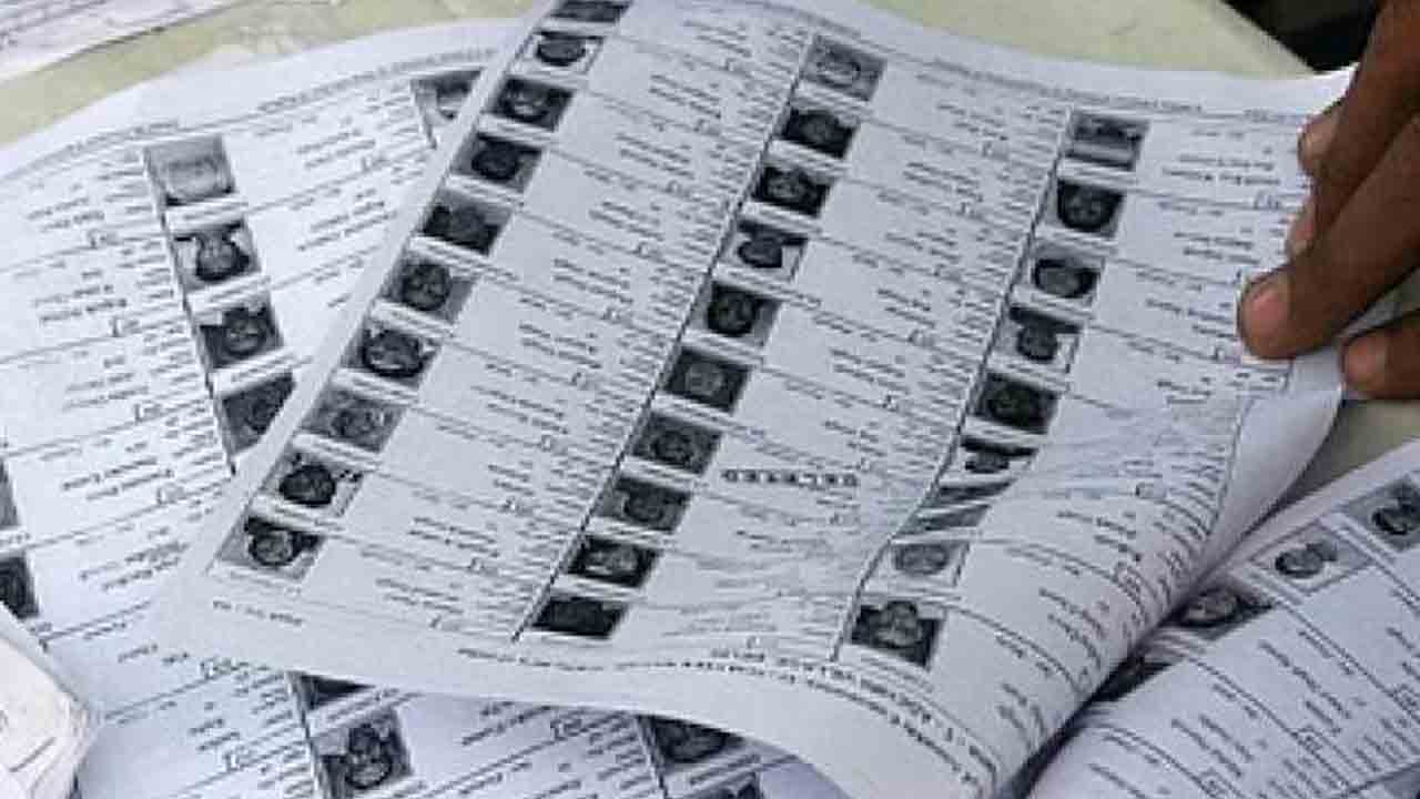 దొంగ ఓట్లను తొలగించండి.. ఆధారాలతో ఆర్వోకు బీఆర్‌ఎస్‌ వినతి