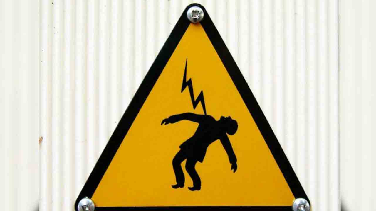 విద్యుదాఘాతంతో పౌల్ట్రీ రైతు మృతి