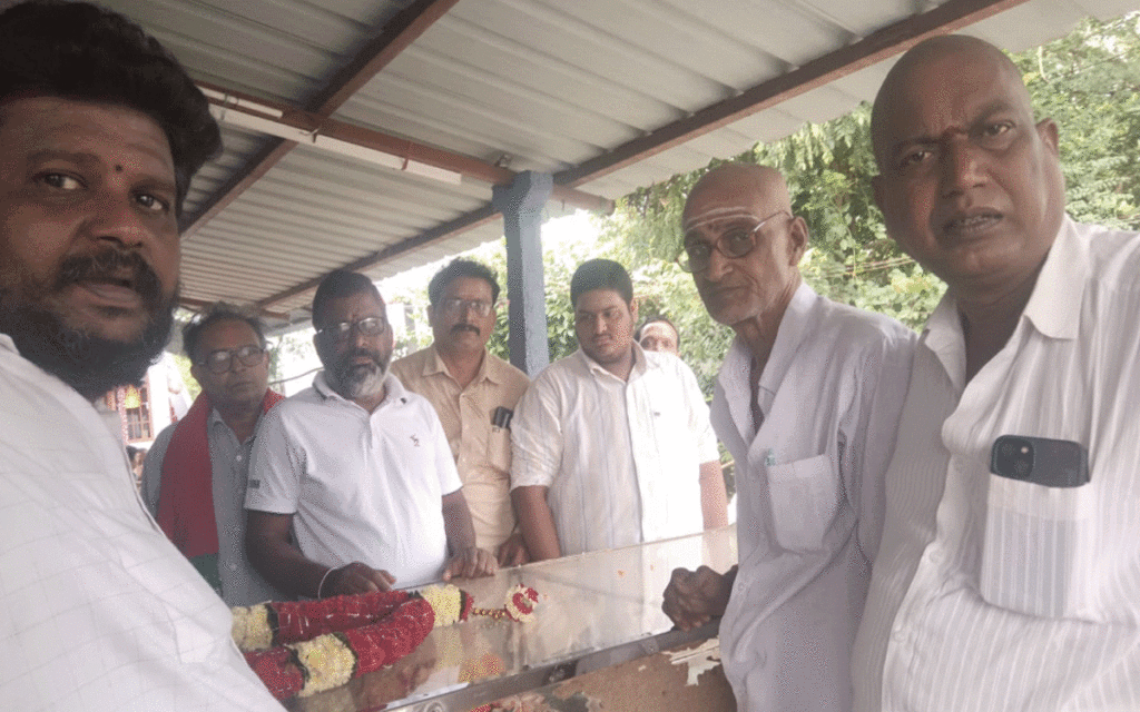 Karepally : గుండెపోటుతో ఆలయ పూజారి క‌న్నుమూత‌