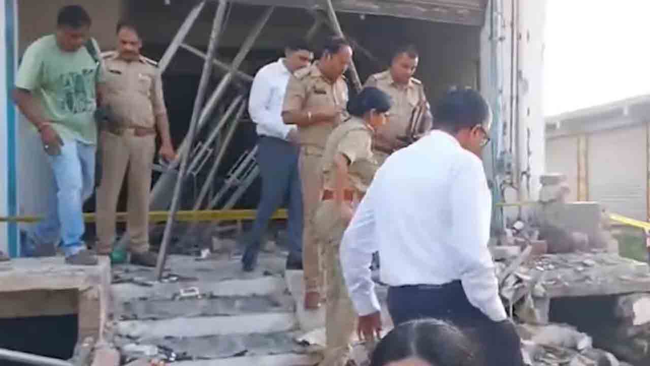 explosion at coaching centre | కోచింగ్‌ సెంటర్‌ వద్ద పేలుడు.. ఇద్దరు మృతి,   ఏడుగురికి గాయాలు