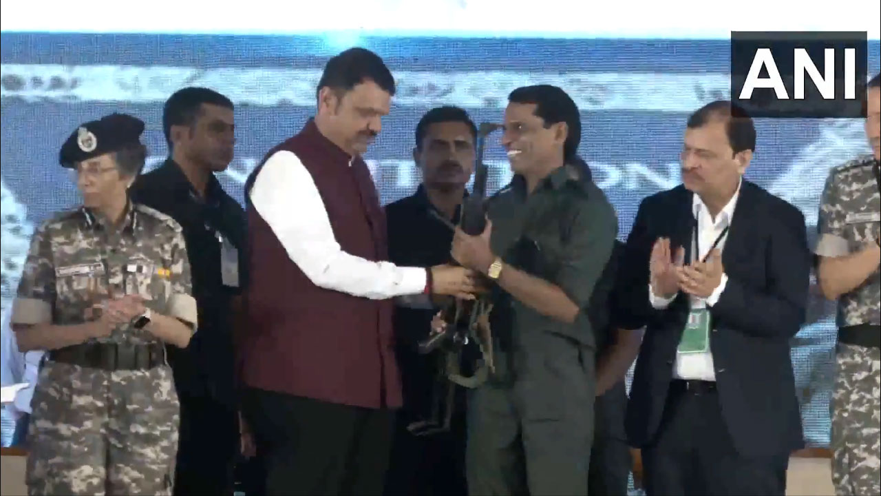 Mallojula Venugopal Rao: సీఎం ఫ‌డ్న‌వీస్‌కు ఆయుధాన్ని అప్ప‌గించిన మ‌ల్లోజుల‌.. వీడియో