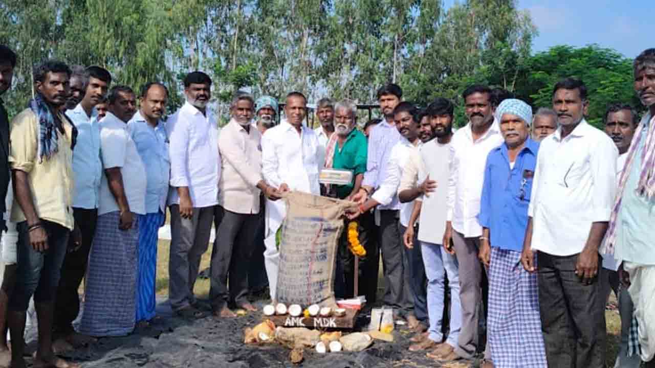 Medak | రైతులు ద‌ళారుల చేతుల్లో మోస‌పోవ‌ద్దు : హనుమంత్ రెడ్డి