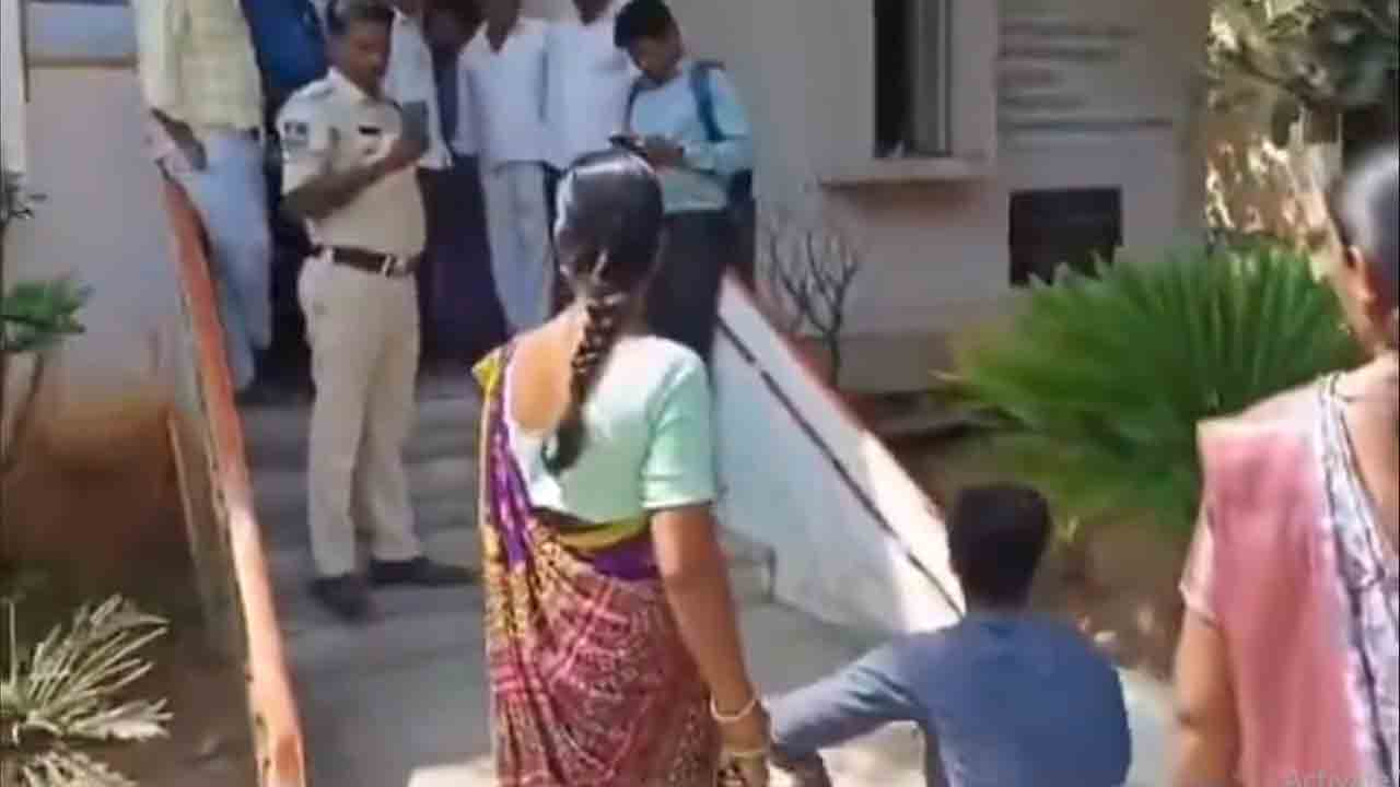 Farmer | కంచె వేయాలంటే రూ.6 ల‌క్ష‌లు డిమాండ్.. ఎమ్మార్వో ఆఫీస్ ముందు యువ రైతు ఆత్మ‌హ‌త్యాయత్నం