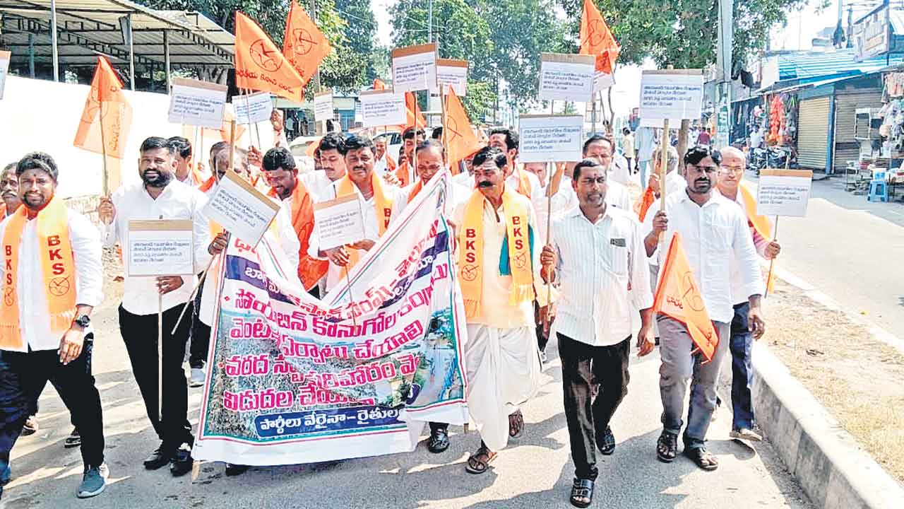 రోడ్డెక్కిన రైతులు