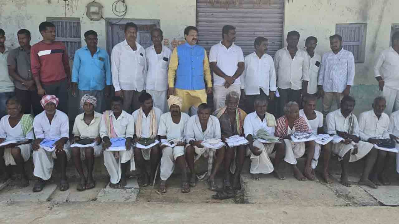 Farooq Rukh Hussain | పేదలకు దుస్తులు పంపిణీ చేసిన మాజీ ఎమ్మెల్సీ ఫారూఖ్ రుఖ్ హుస్సేన్