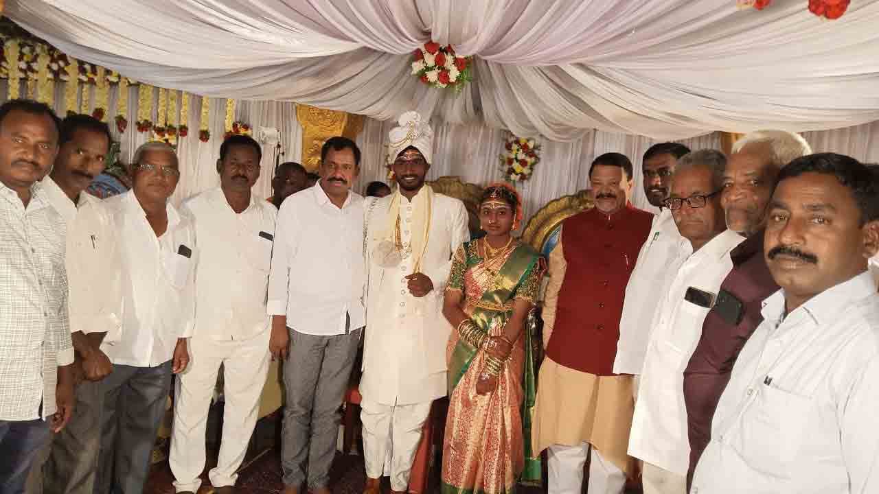 Farooq hussain | నూతన వధూవరులను ఆశీర్వదించిన ఫారుఖ్ హుస్సేన్