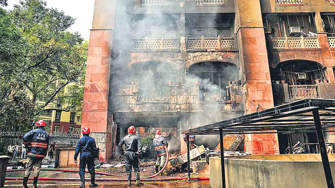 ఎంపీల క్వార్టర్స్‌లో చెలరేగిన మంటలు.. ఆలస్యంగా వచ్చిన ఫైర్‌ ఇంజిన్లు!